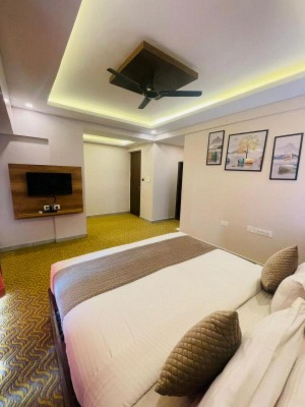 Vovo Hotels Yelahanka Esterno foto